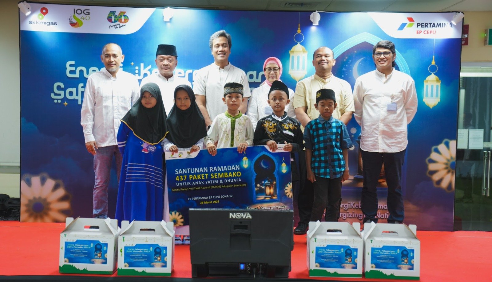 Foto bersama peserta acara di depan backdrop panggung