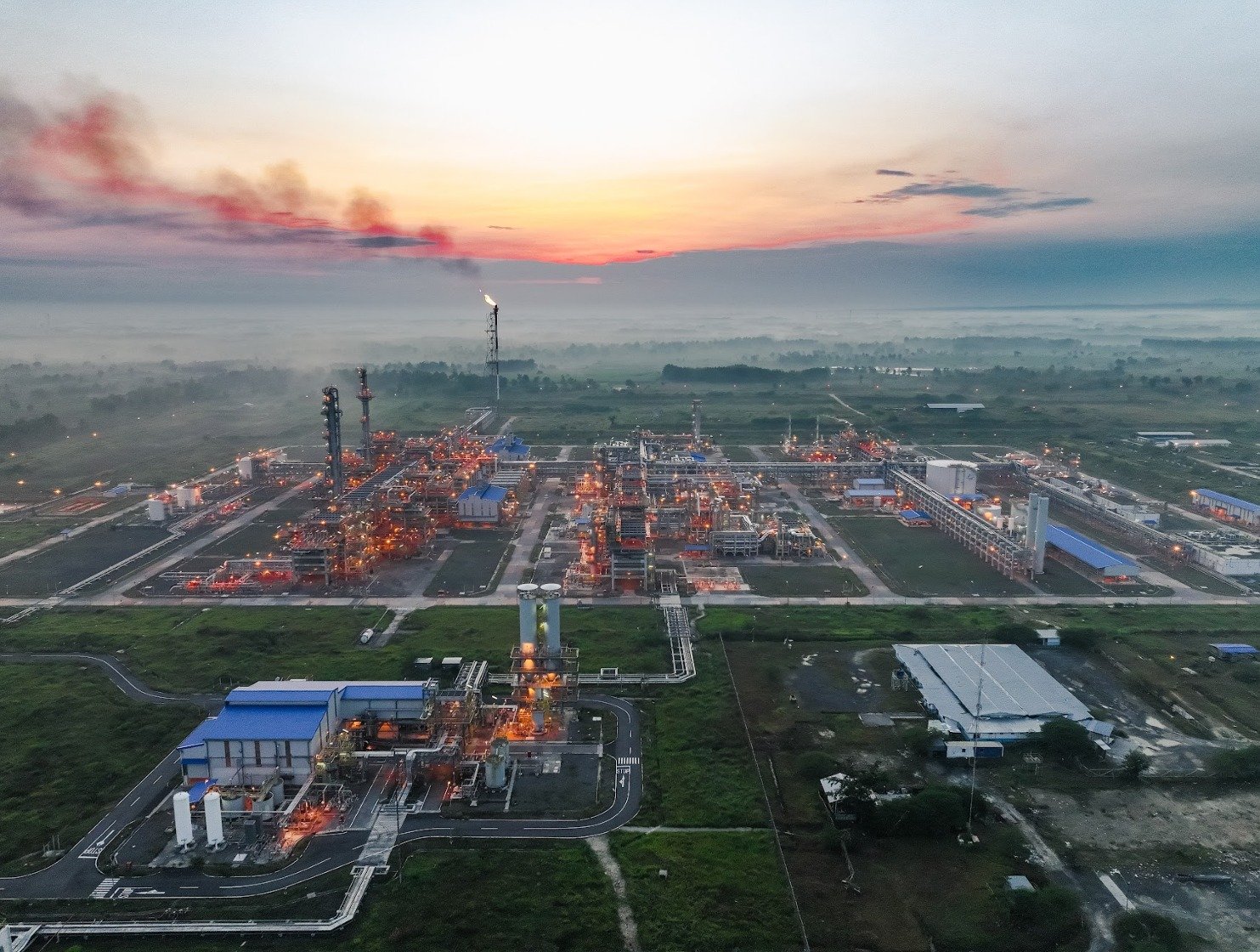 Foto udara kawasan fasilitas industri saat matahari terbit
