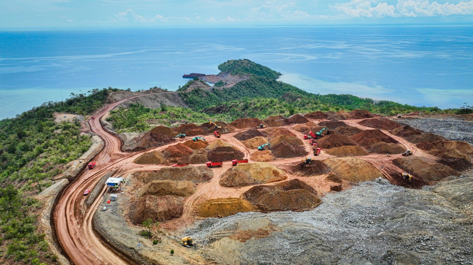 Foto udara lokasi proyek di perbukitan dekat pantai